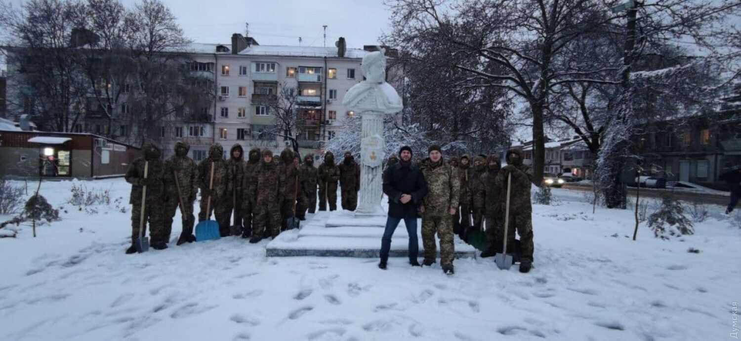 Будущие офицеры Десантно-штурмовых войск расчищали снег в Одессе