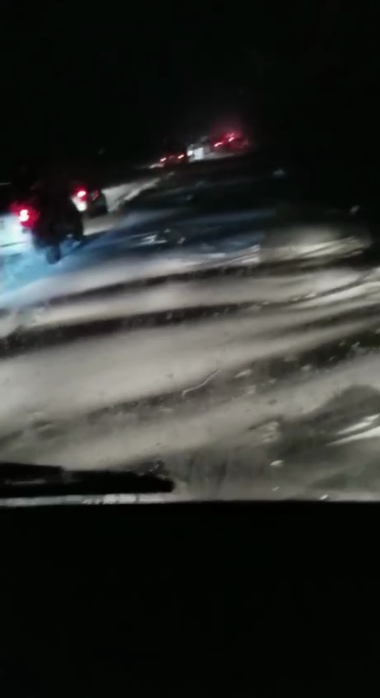 Волны снега на дороге под Одессой