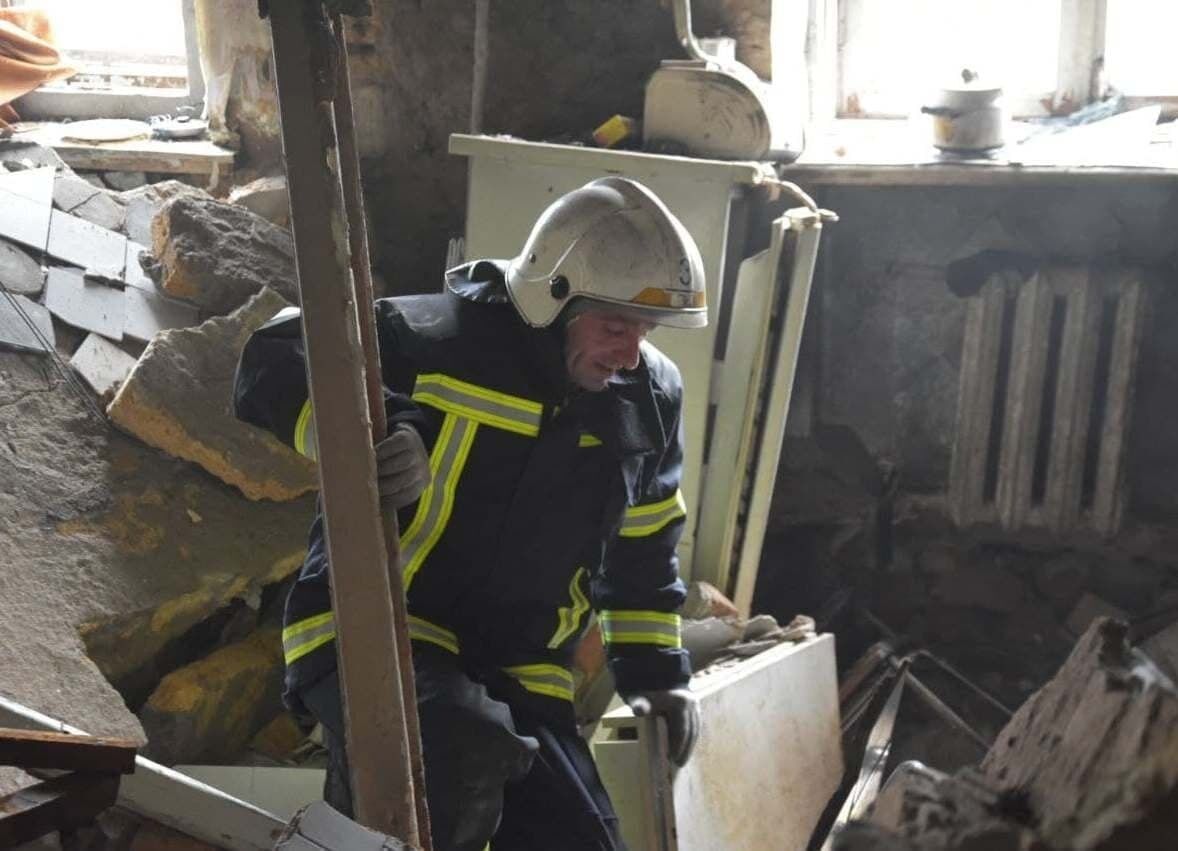 Спасатель в квартире, где произошел взрыв