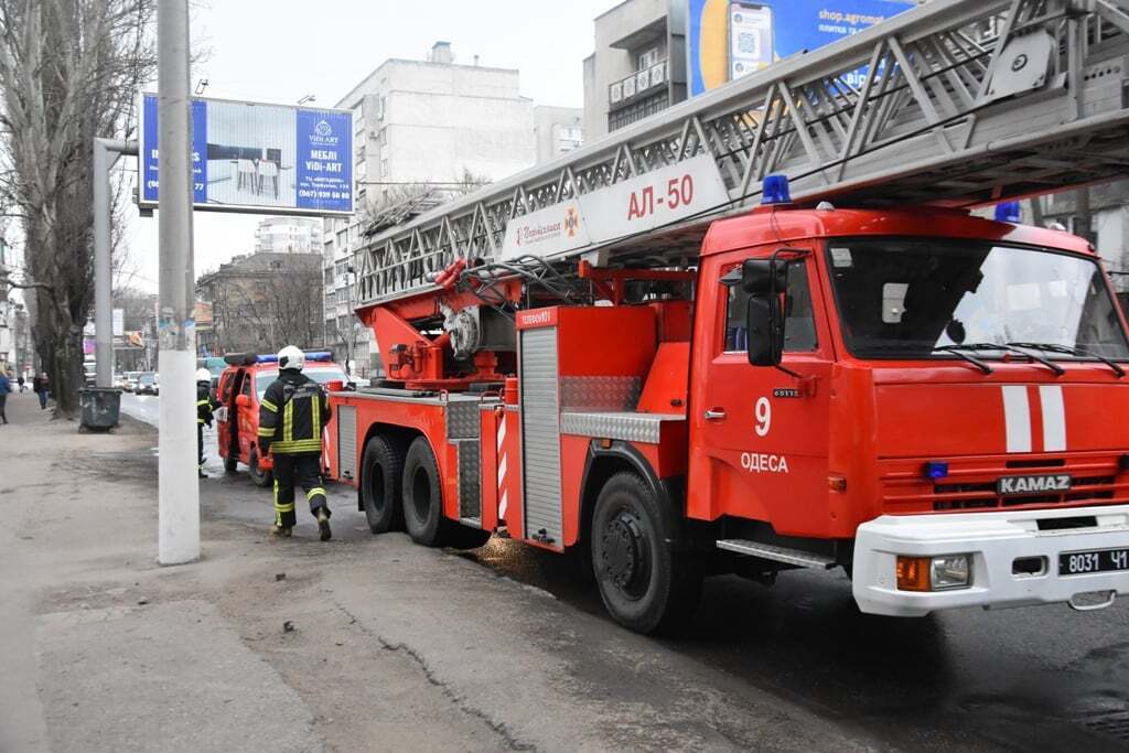 В Одессе загорелся 25-этажный ЖК: на дороге образовались пробки. Фото с места ЧП
