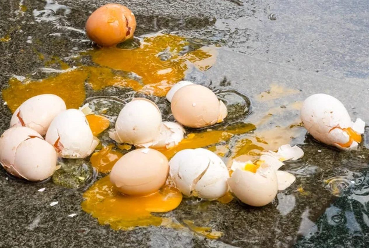 Одеські пристрасті: чоловік битою побив знайому, яка закидала його балкон яйцями «фото»