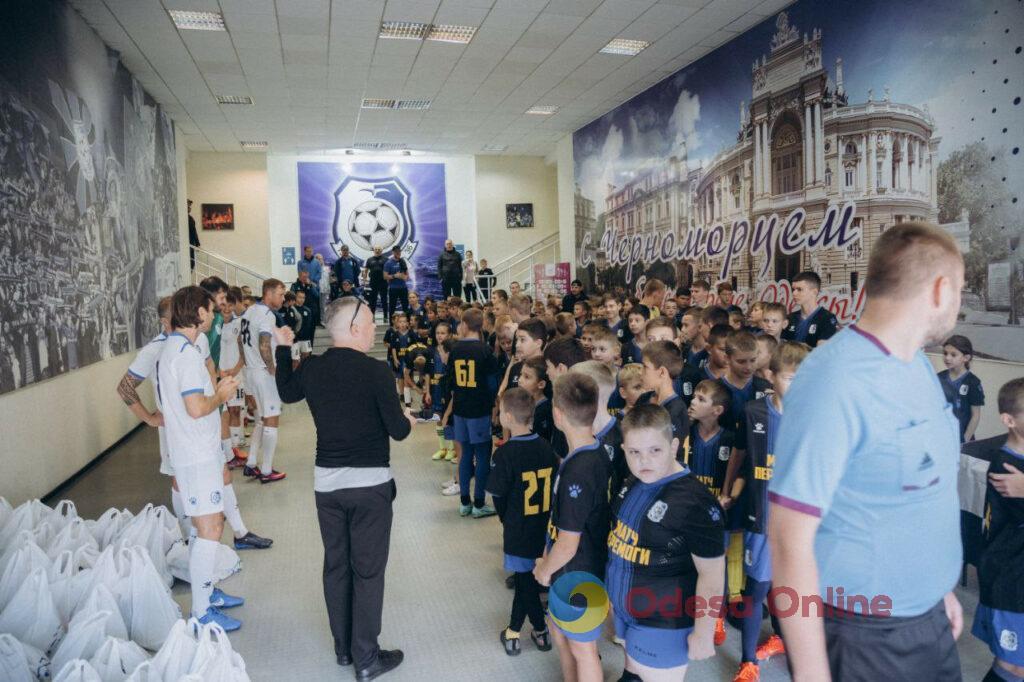 Матч Перемоги: в Одесі юні футболісти провели дружню зустріч з гравцями «Чорноморця» (фото)