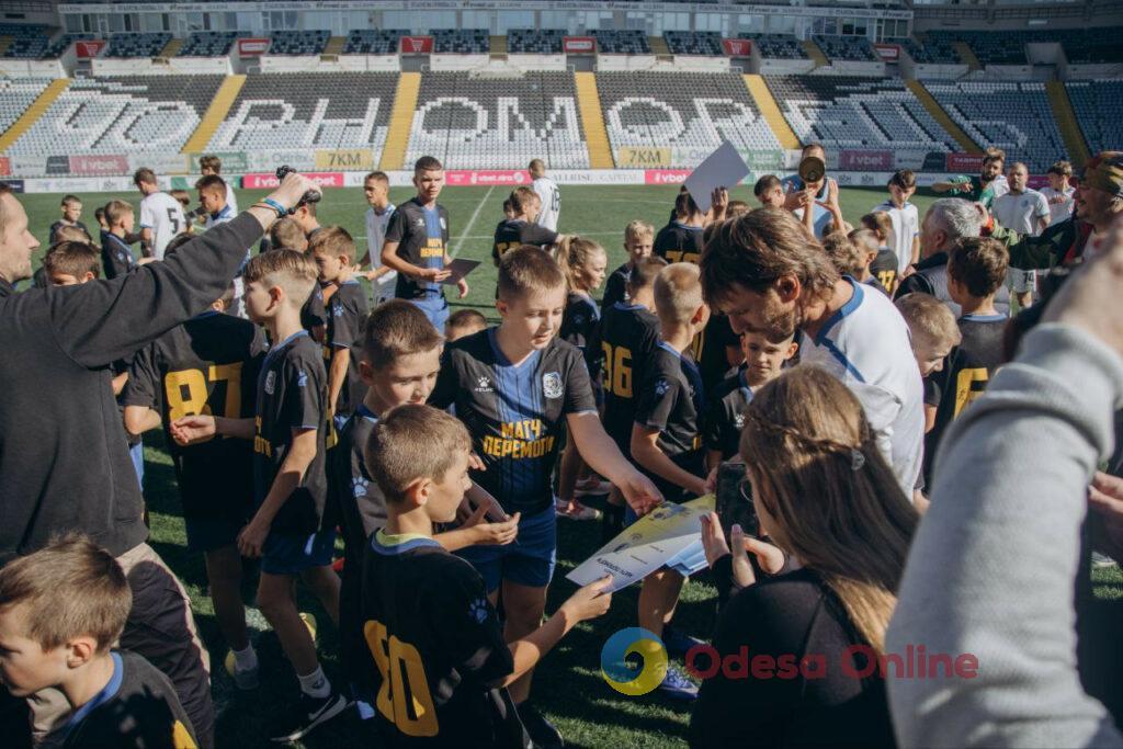 Матч Перемоги: в Одесі юні футболісти провели дружню зустріч з гравцями «Чорноморця» (фото)