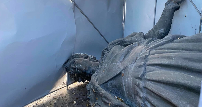 Російська ракета пошкодила короб на території Одеського худмузею, у якому знаходиться пам'ятник Катерині ІІ