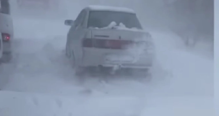 Біля Кам'янки автівка застрягла у сніговому заметі: витягти машину не вдалося, поліція відвезла сім'ю з дітьми в Ізмаїл