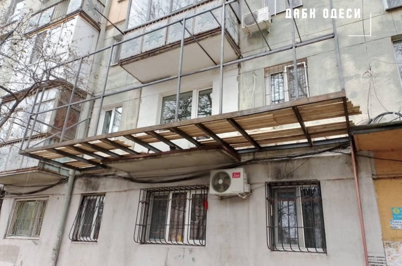 В Одесі власник квартири добудував собі балкон: тепер його знесуть «фото»