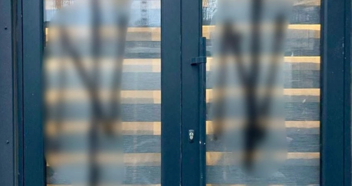 В Одесі викрили підлітка, який розмалював двері офісу однієї з общин