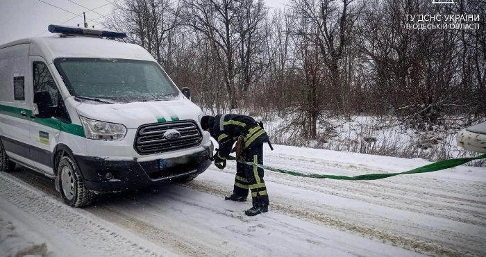 У Подільському районі рятувальники витягнули дві автівки зі снігового замету
