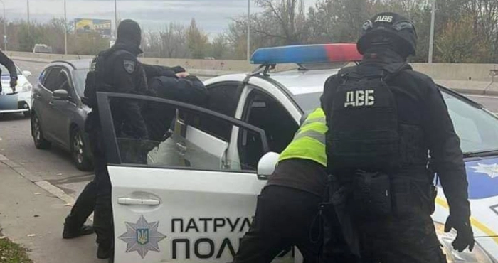 Безпідставні звинувачення та вимагання хабара: за корупцію судитимуть двох одеських патрульних
