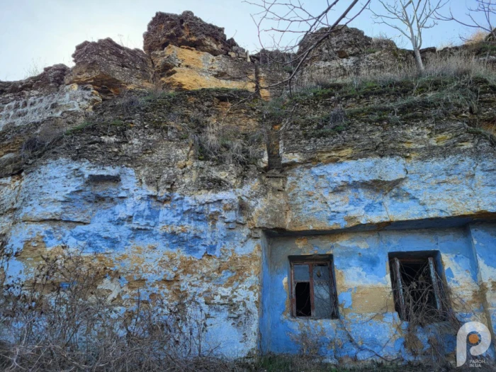 Печерне житло на Шкодовій горі 
