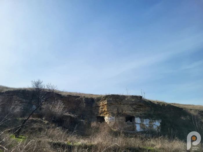 Залишки печерного житла на Шкодовій горі 