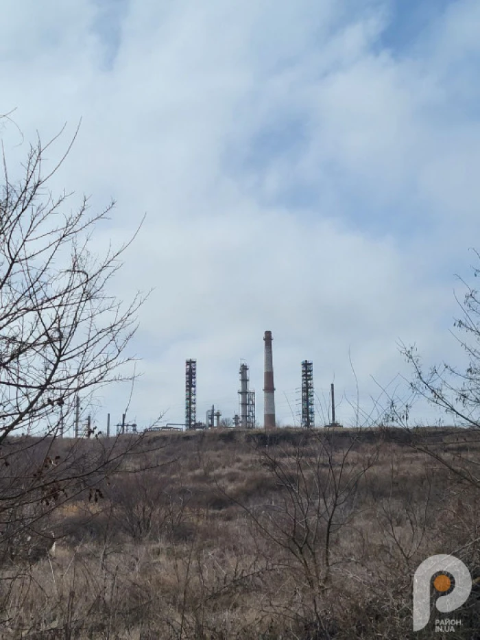 Закинутий нафтопереробний завод неподалік кладовища