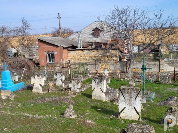 Кладовище межує з подвірям
