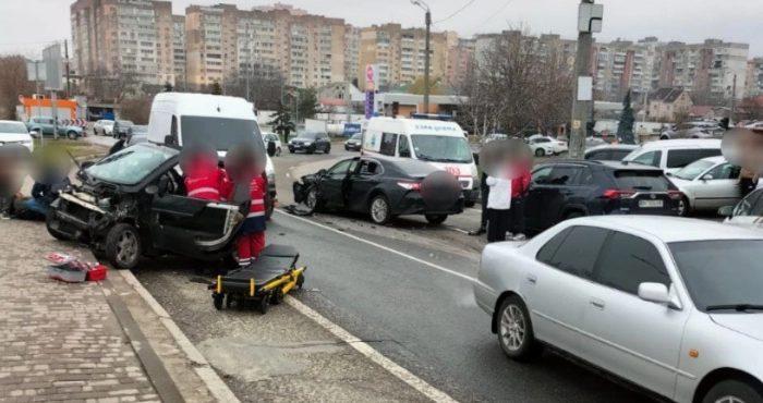 В Одесі сталася потрійна ДТП: постраждала водійка автомобіля Smart