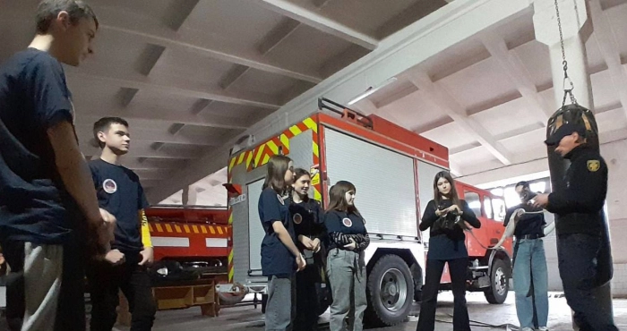 У Подільському районі команда юних рятувальників пожежних завітала до вогнеборців