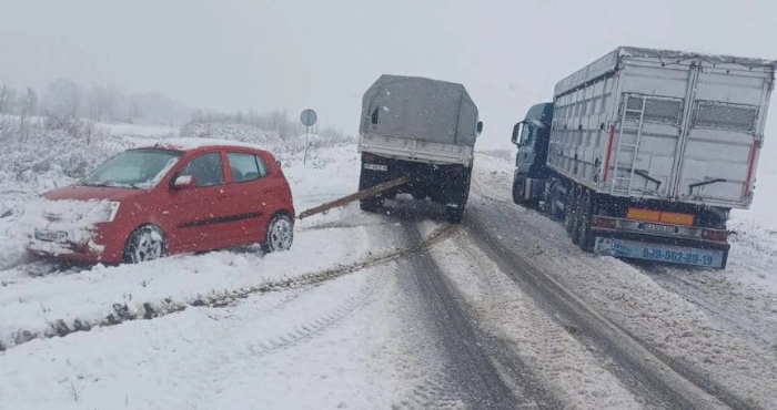 У Подільському районі рятувальники витягнули дві автівки зі снігового полону