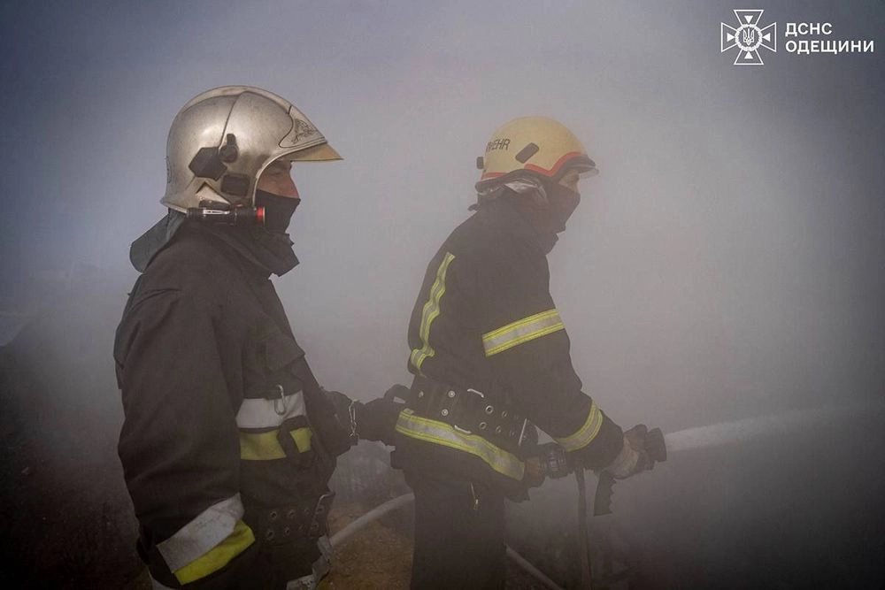 На Одещині рятувальники ліквідували пожежу через атаку рф: в ДСНС показали наслідки