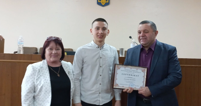 Талановитій молоді Тарутинської громади вручили подарункові грошові сертифікати