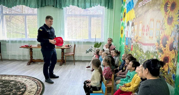 Фахівці ДСНС провели заняття для дітлахів в одному з дитячих садків міста Болград.