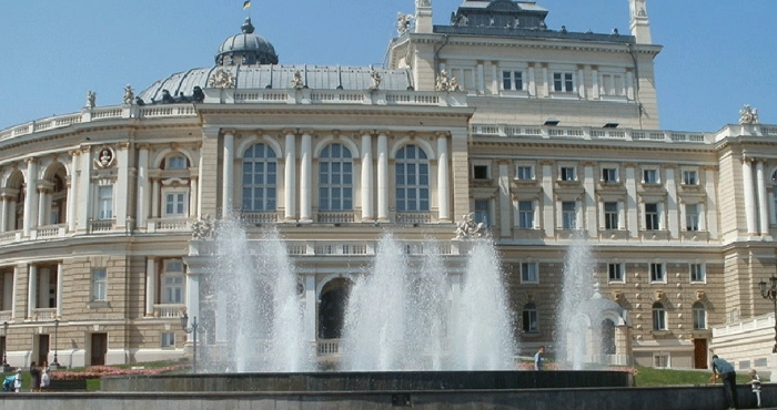 В Одесі через проблеми з електроенергією запустили лише один фонтан – біля Оперного театру