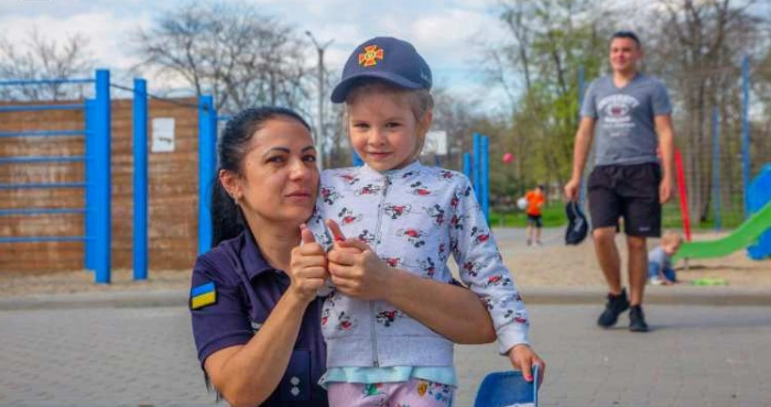 Маленька мешканка Ізмаїла з рятувальницею. Фото: ГУ ДСНС в Одеській області