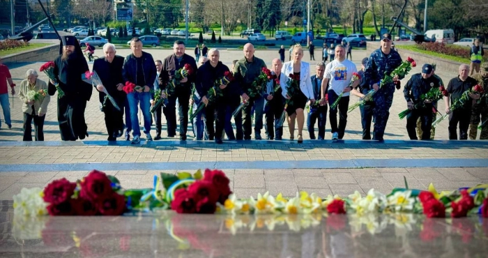В Одесі поклали квіти до обеліску «Крила Перемоги» та пам'ятника Невідомому матросу