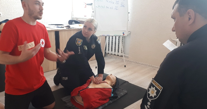 Подільські поліцейські пройшли тренінг із надання першої допомоги від представників Українського Червоного Хреста