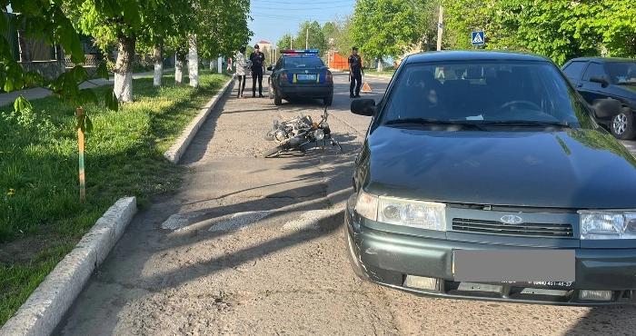 У Любашівці автівка зіштовхнулася з мопедом: постраждав чоловік