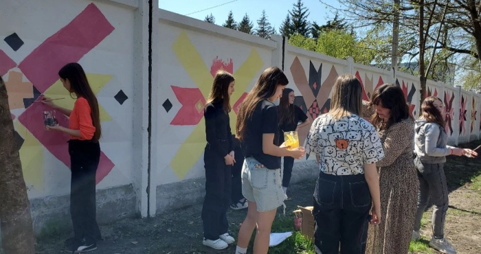 Ананьївські школярі розмалювали паркану у Молодіжному парку