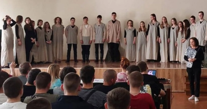 Юні актори Білгорода-Дністровського показали студентам психологічну виставу
