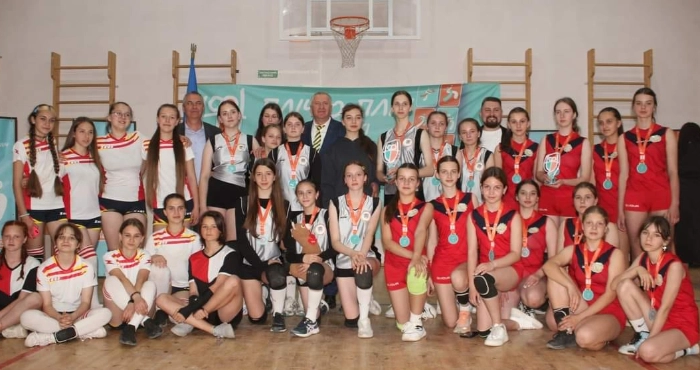 У Подільському районі відбулися змагання з волейболу