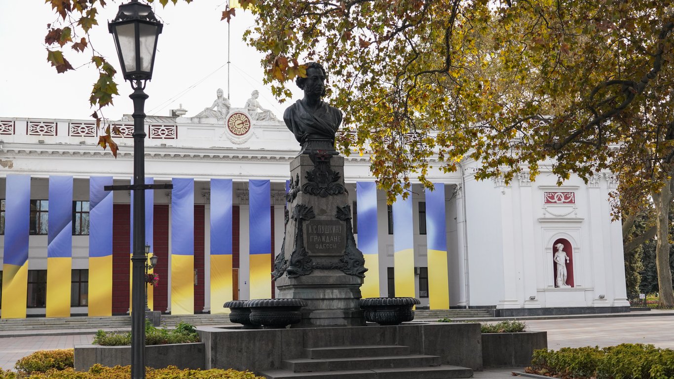 Памятник Пушкину возле одесской мэрии