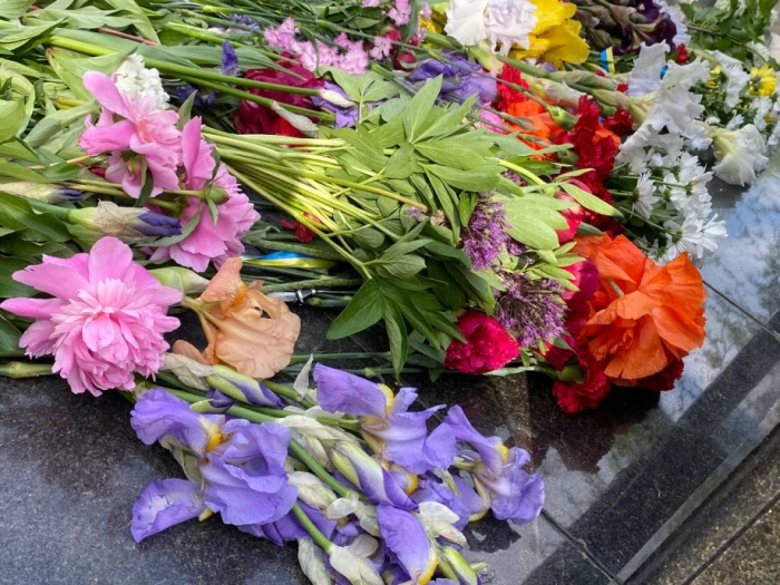Квіти до пам'ятника загиблим