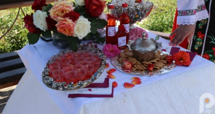 У Доброславі на Одещині місцеві жителі виготовляють наливки та варення з троянд