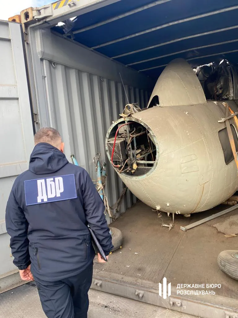 ГБР нашло вертолет Ми-2 во время обысков на Одесской таможне (фото, видео)